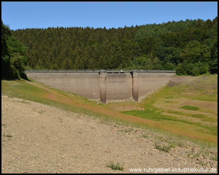 Staumauer vom Naturbad gesehen