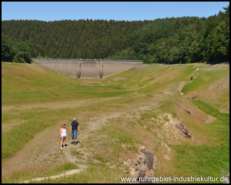 Pfad durchs Staubecken