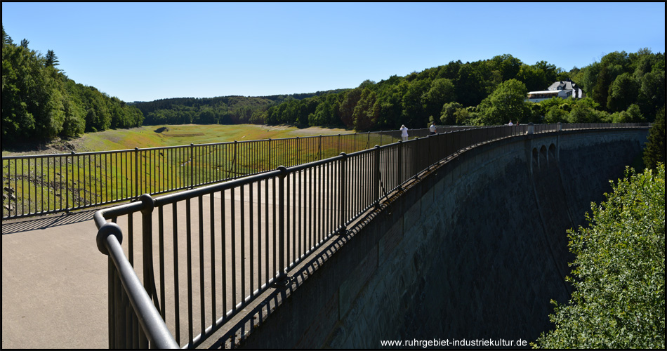 Die Glörtalsperre – allerdings auf beiden Seiten ohne Wasser: Leerer Stausee im Sommer 2018