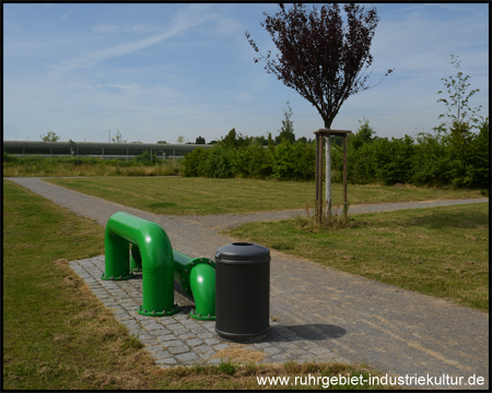 Zugang zum Glückaufpark: Bank aus grünen Rohr-Teilen