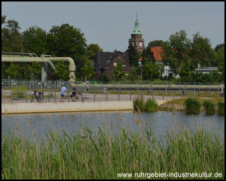 Kleine Promenade am Seeufer mit Sitzgelegenheiten