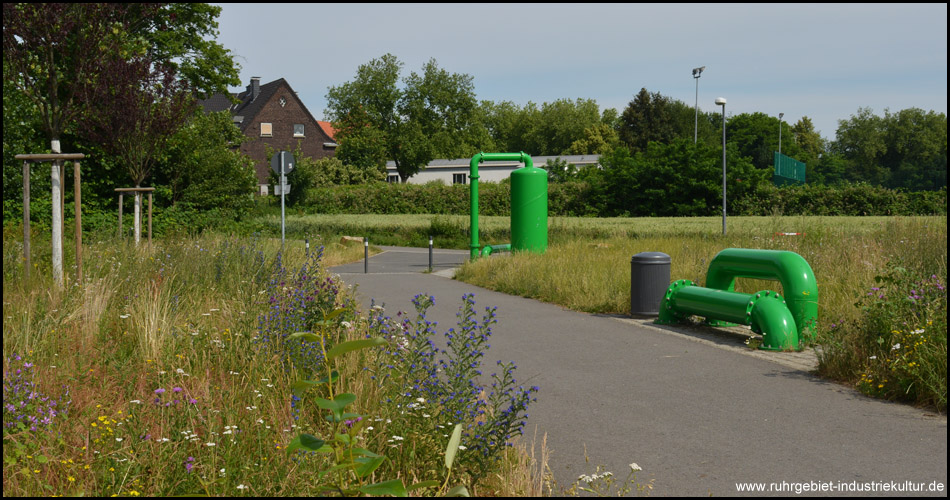 Alleinstellungsmerkmal des Glückaufparks: Grüne Röhren als Sitzbank und Behältnisse an den Eingängen als Orientierungspunkt