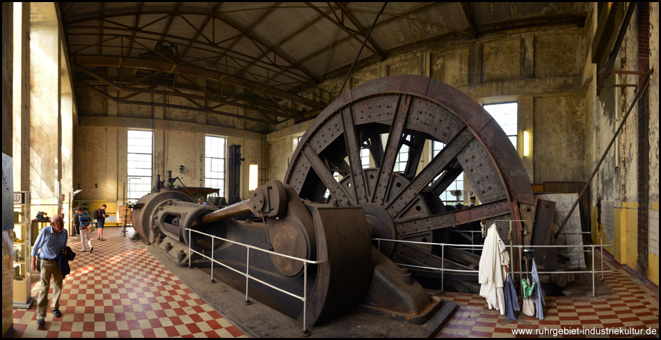 Panoramabild der Maschinenhalle aus der Südwestecke: Beeindruckende Zwillings-Fördermaschine der Gutehoffnungshütte von 1934