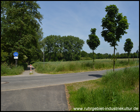 Idyllischer Weg im Kreis Unna: Trasse am Rande von Feldern