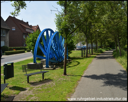 Blaue Seilscheiben als letzte Station des Lehrpfades