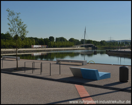 Blick zur Brücke und Deponie Emscherbruch (Horizont)