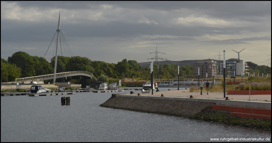 Stölting Marina mit Brücke über der Hafeneinfahrt zum Rhein-Herne-Kanal und Blick zum Emscherbruch