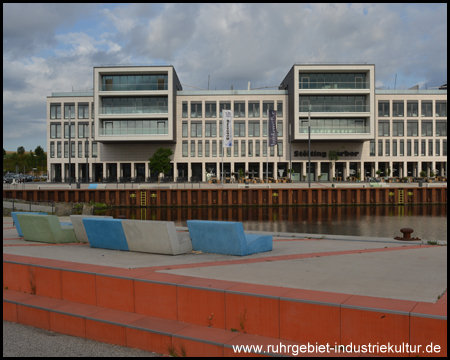 Hafengebäude mit Cafés: Stölting Harbor