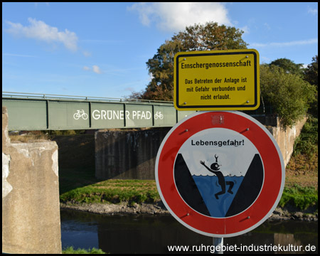 Emscherbrücke mit Radweg-Beschriftung