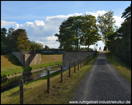 Brücke der Emschertalbahn von Norden gesehen