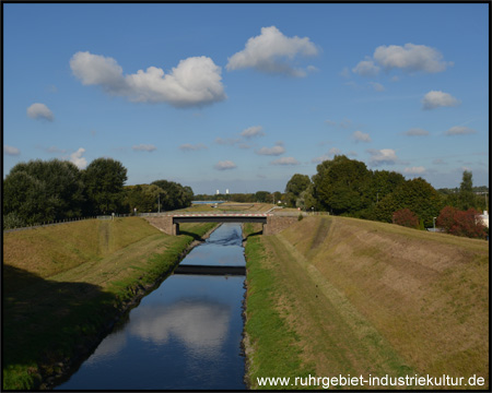 Blick von der Brücke auf die Emscher, flussabwärts