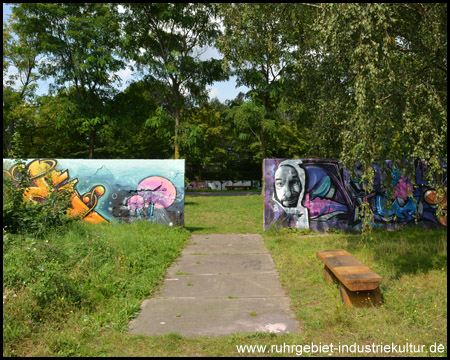Grünanlage mit Graffiti-Mauern
