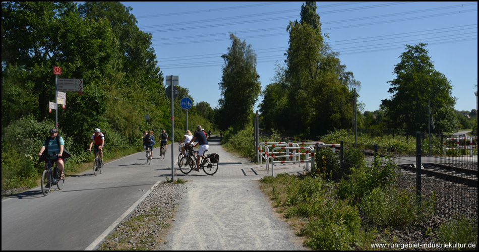 Knotenpunkt 1 am Radschnellweg RS1 in Mülheim-Heißen: Abzweig auf den Grugaweg auf alter Bahntrasse (nach rechts)