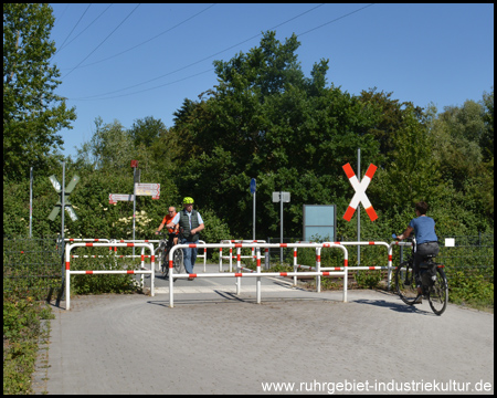 Die ersten Meter führen über eine Bahnstrecke