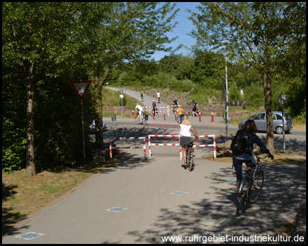 Eine von wenigen Straßenkreuzungen (Blick zurück)