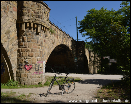 Viadukt mit Straße und Straßenbahn an der Margarethenhöhe