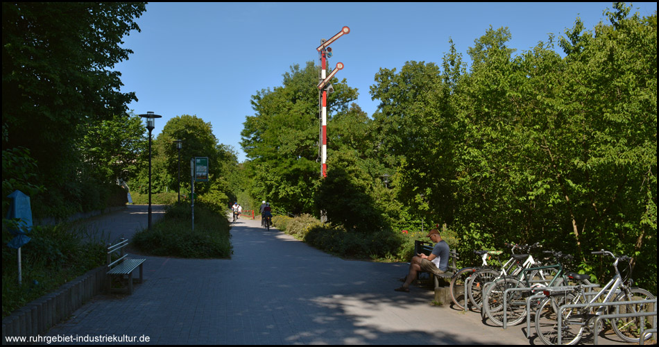 Eingang zum Grugapark an der Orangerie: Das Signal steht auf Langsamfahrt (Blick zurück)