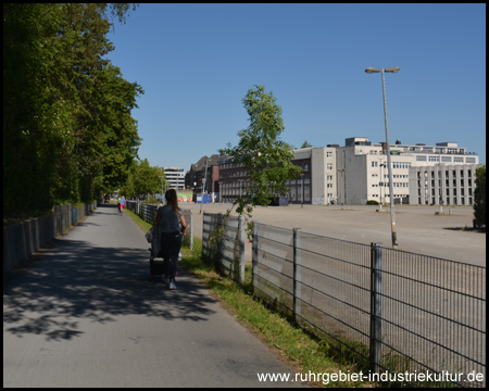 Ehemaliger Bahnhof Rüttenscheid, heute Messeparkplatz (Blick zurück))