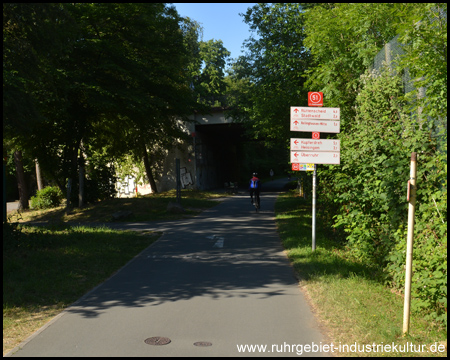 Knotenpunkt 51 zwischen RuhrtalRadweg und Grugaweg