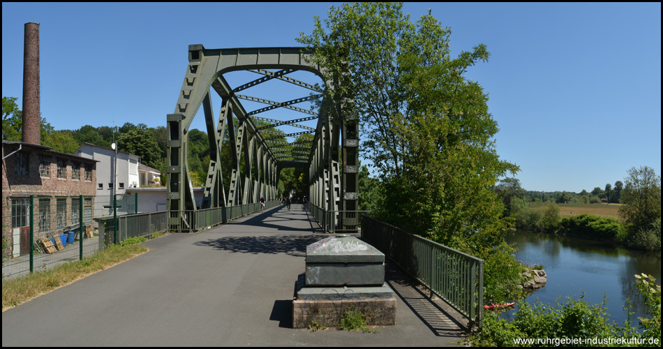 Zweite Eisenbahnbrücke über einen kleinen Kanal, rechts die Ruhr (Blick zurück)