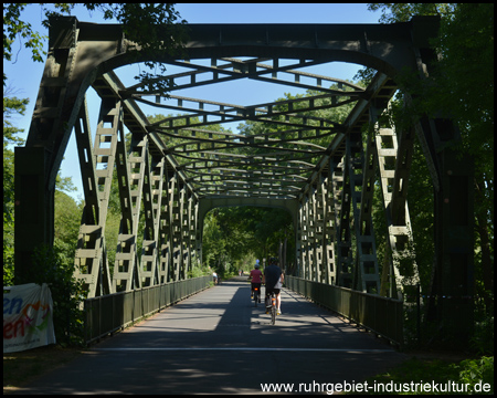 Erste von zwei Eisenbahnbrücken (Blick zurück)