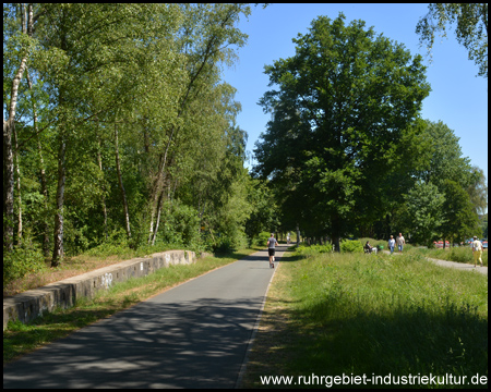 Ein Ablaufberg erinnert an die Bahnnutzung (Blick zurück)