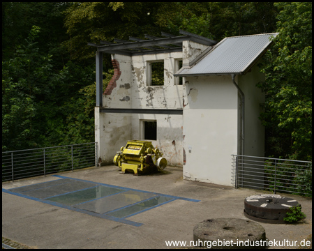 Ruine der Gysenberger Mühle am Rande des Parks