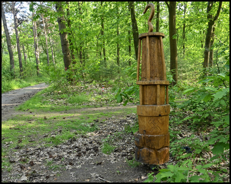 Grubenlampe aus Holz im Wald