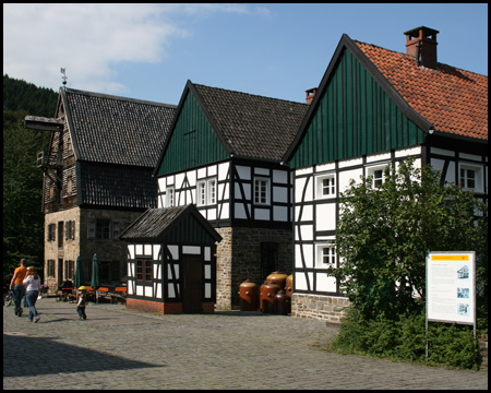 Brauerei, Brennerei und Bürgermeisteramt; davor Waage