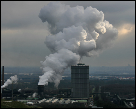 Kokerei Prosper mit sehr plastischen Dampfwolken