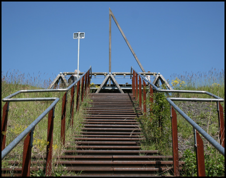 Treppe auf die Halde von der Südseite: Eisenbahnschienen