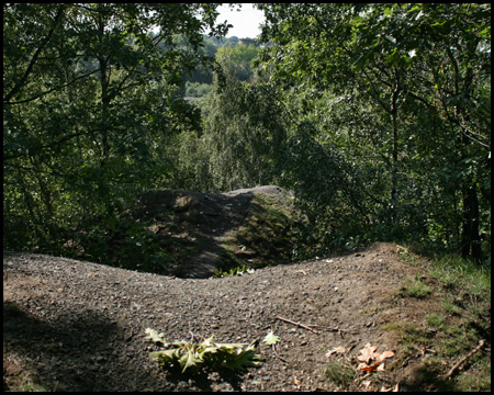 Weg in Form einer Berg- und Talbahn