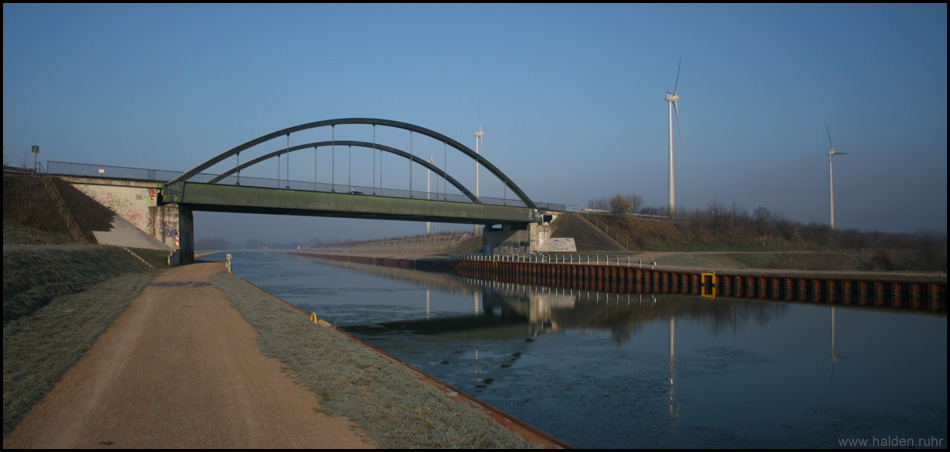 Drucksbrücke über den Dortmund-Ems-Kanal bei Waltrop. Dahinter mit Windrädern: Halde Nördlich der Drucksbrücke