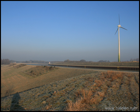 Kanal mit bergsenkungsbedingt hohen Deichen