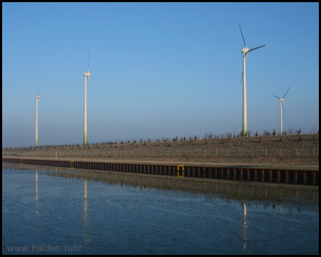 Halde Nördlich der Drucksbrücke mit vier Windrädern