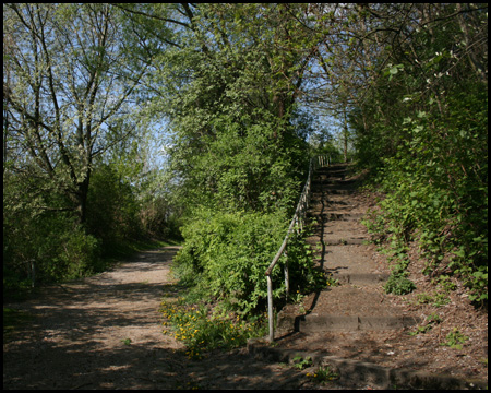 Treppen mit charakteristischen Stahlgeländern