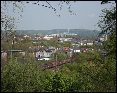 Ausblick auf den Bahnhof Herne-Wanne und die Halde Hoheward