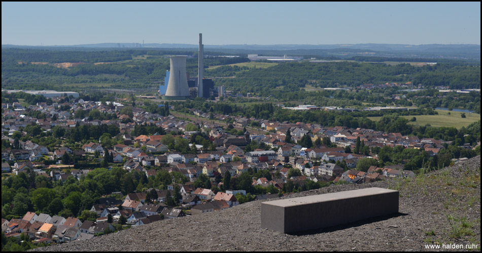 Aussicht von der Halde auf Ensdorf / Saar und das örtliche Kohlekraftwerk (Blickrichtung Süden - Südwesten)