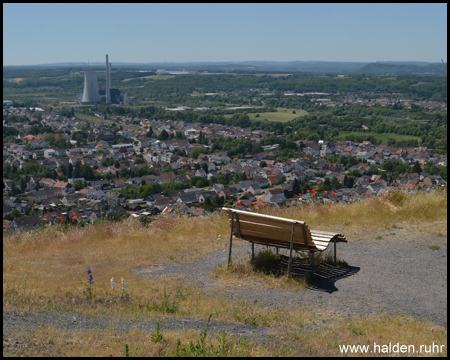 Ruhebank auf dem Gipfel mit Blick auf Ensdorf / Saar