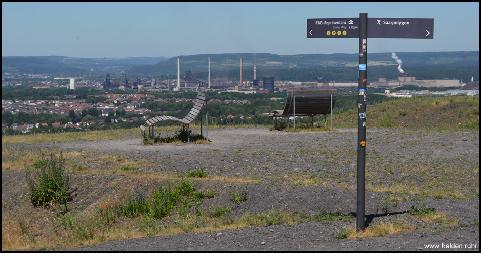 Rastmöglichkeit und Beschilderung auf der Halde