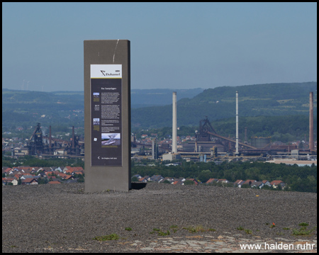 Eine der Informationsstelen vor dem Hüttenwerk