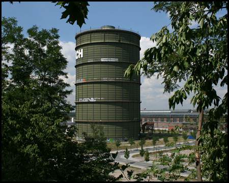 Sichtachse durch die Bäume zum Hoesch-Gasometer