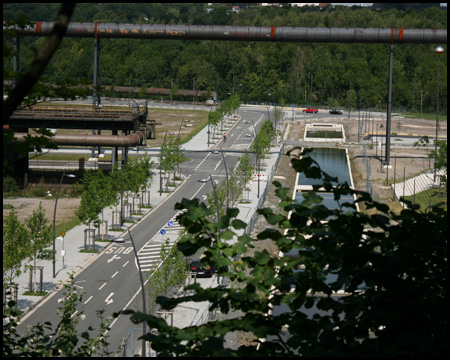 Konrad-Zuse-Allee mit Kaskaden-Becken und Gichtgasleitung