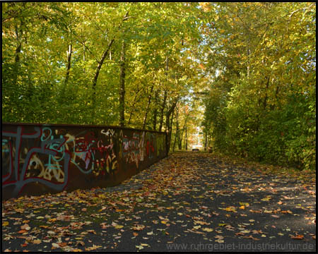 Stahl auf der Halde. Bunt. Sonst nichts.