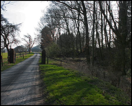 Einstmalig das Tor zum Zechengelände, rechts die Bergehalde