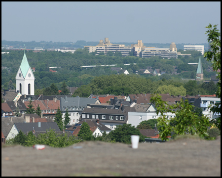 Blick über einen Plastikbecher und Hombruch zur Universität