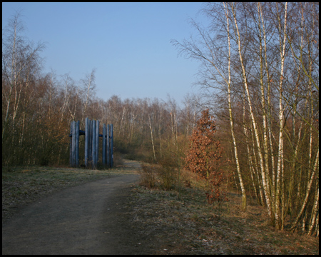 Der Rundweg führt vorbei an einer blauen Holzskulptur