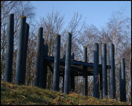 blaue Holzskulptur 