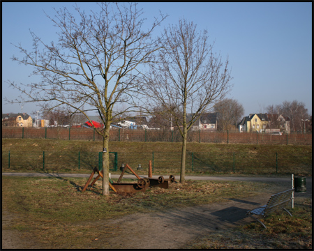 Rostige Hilfsmittel aus dem Bergbau an einer Wegkreuzung