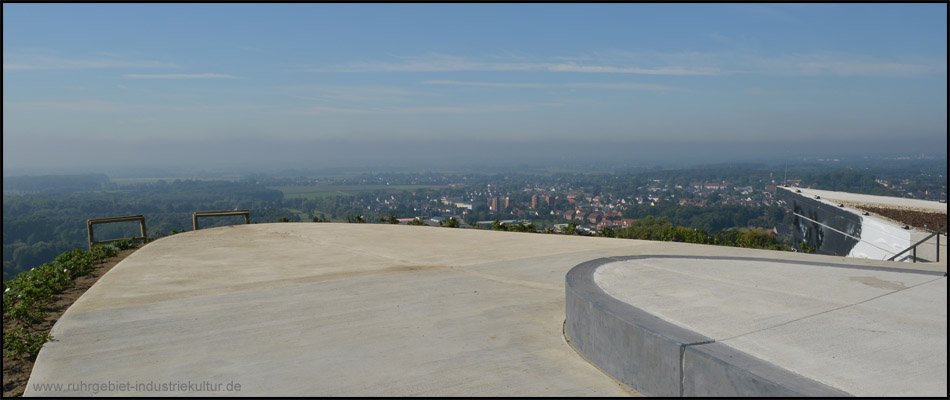 Zwei ineinander verschränkte Ellipsen bilden das Gipfelplateau mit Fernsicht. Rechts das Dach der Schutzhütte